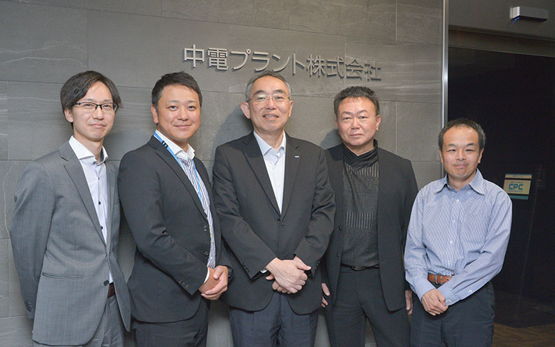 経営企画部 情報システム担当 課長 川向博之氏(右)、同社DX推進プロジェクト 係長 坂根一史氏(左から2人目)、同社DX推進プロジェクト 石井俊充氏(左)